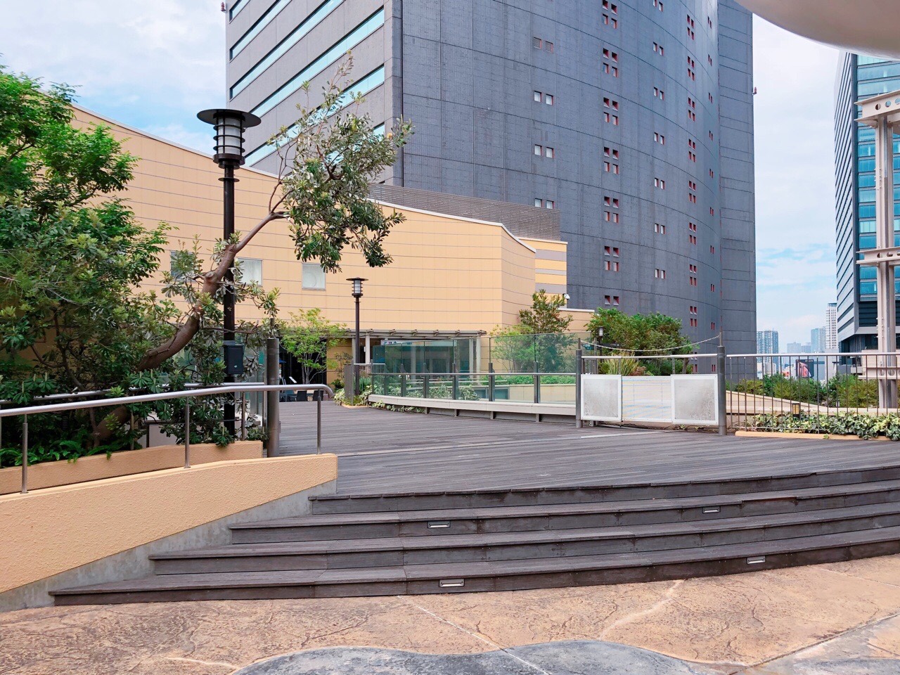 なんばパークス 大阪の街中にあるオアシス 屋上にひろがる緑がいっぱいの庭園 大阪 関西 旅行 観光情報なら 関西旅行ナビ かんなび